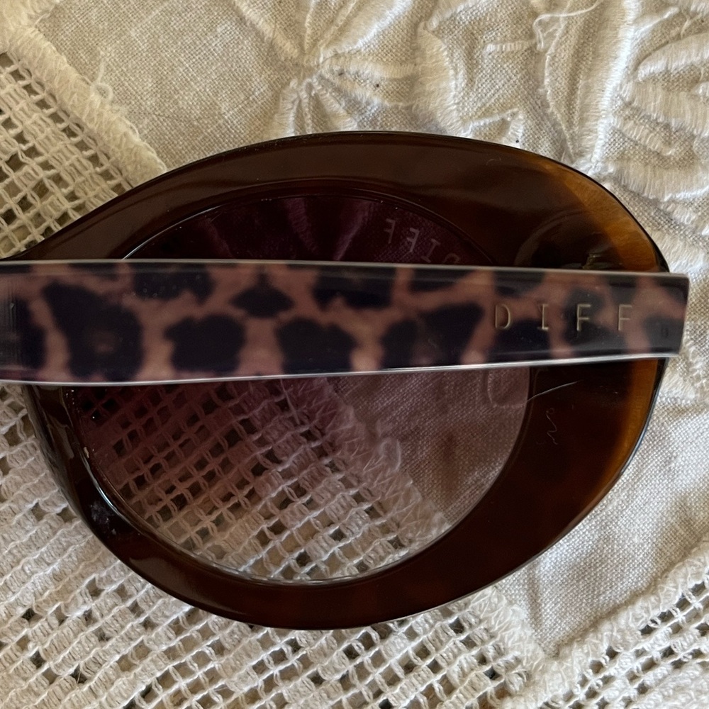 Diff Eyewear Olivia Tortoiseshell Oval Sunglasses… - image 6